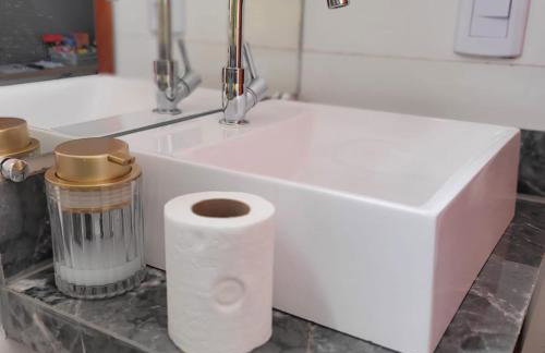 Quarto 4 econômico duplo próximo do aeroporto com ar condicionado e wifi grátis - Photo 7