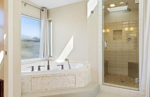 Breathtaking Views of the Pacific Ocean Rooftop Balcony Gourmet Kitchen and Hot Tub overlooking Golf Course - Foto 22