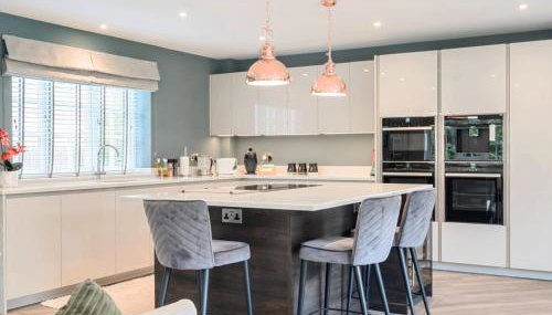 Large Comfortable & Private Home in Fetcham - Pass the Keys - Foto 4, stove, dishwasher