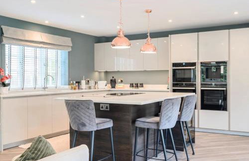 Large Comfortable & Private Home in Fetcham - Pass the Keys - Foto 4