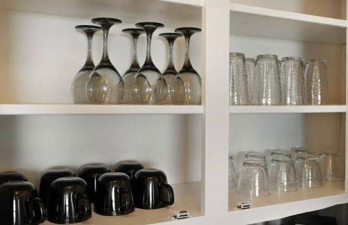 Mountain View 2BR 1 Bath Retreat with Private Lanai - Photo 27