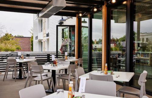 Relaxed Hillside Retreat with Hot Tub and Skyline Views - Foto 48