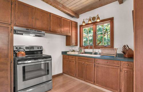 Serene Retreat with Hot Tub - Fire Pit - Deck - Foto 16