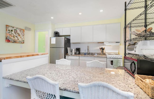 A Beach n Place - Pool Access 1 4 mi From Beach - Foto 3