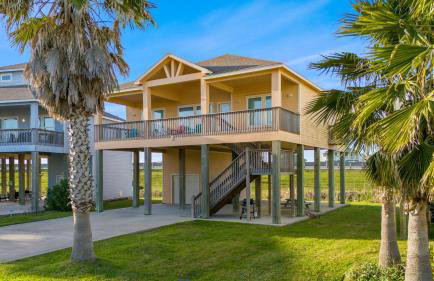 Charming Beachside Retreat: Steps from the Sand and Surf - Photo 3