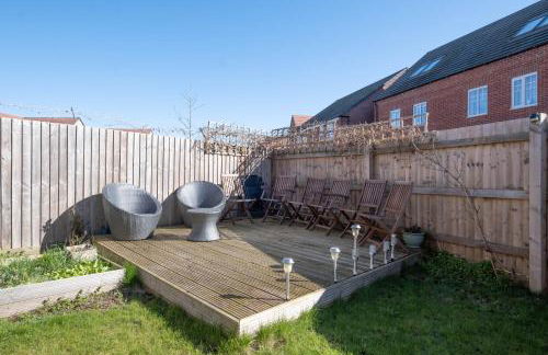 Beautiful and comfortable home away from home with free parking, fast wifi and white crisp hotel standard linen hosted by Our Home Short Stays - Photo 40