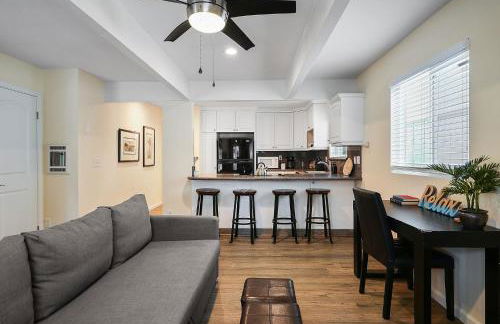 Stunning Beach Delight with Hot Tub, Fire Pit, Parking & Walk to Beach! - Foto 6