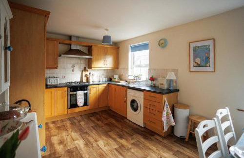 Saintfield Centre - Sleeps 8 - Garage & patio - Foto 17