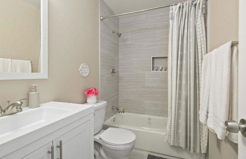 4BR Townhome, Close to Shops & Restaurants, 40 Mins to DC - Foto 16