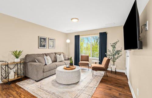 New! Cozy Upper 1BR Flat near Downtown Roseville - Foto 22