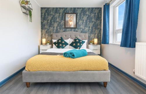 Free Parking and Garden 3 Bedroom Sleeps 8 guests - Photo 5