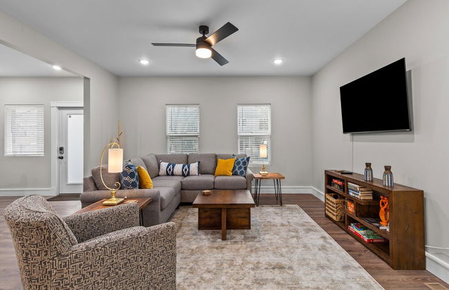 Uptown Elegant Escape | JZ Vacation Rentals - Photo 30