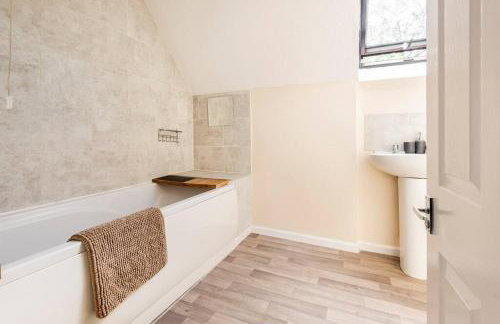 Charming Entire 2-Bedroom House in Milton Keynes - Photo 32