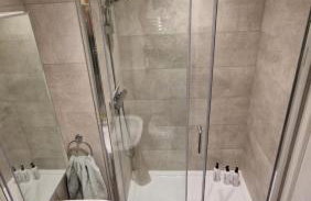 Number 10 Stunning Apartment, Fantastic Location! - Photo 28