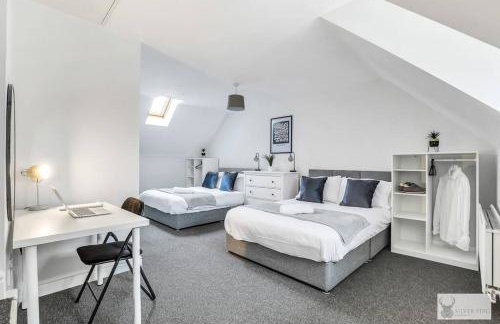 Modern 4-Bedroom Gem Family & Business Friendly - Foto 5