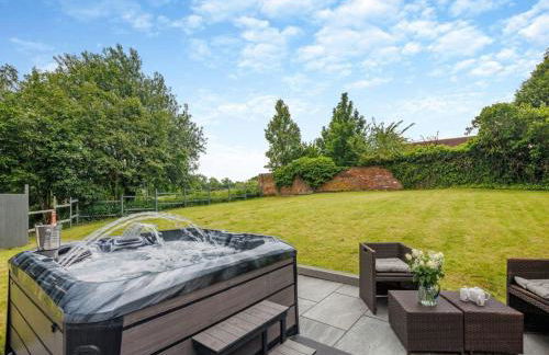 6 Bedroom Country Cottage with Hot Tub - Photo 2