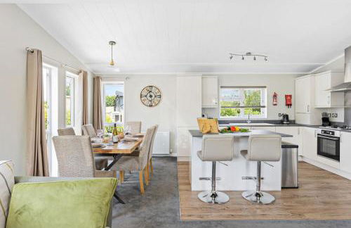 Rose Lodge, 21 Roadford Lake Lodges - Hot Tub, Free Parking and WiFi, Short Walk to Lake - Foto 10