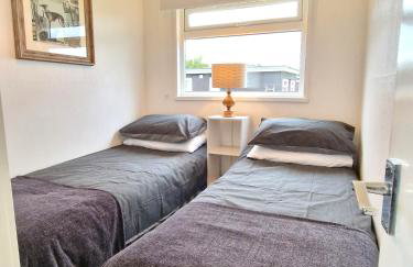 93 Broadside Holiday Chalet near Broads & Beaches - Photo 5