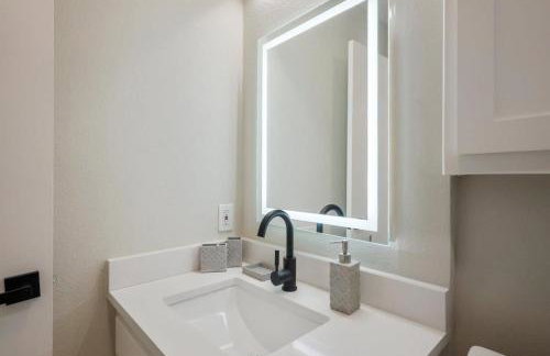 Perfect Getaway Home w Pool Jacuzzi Cinema Room - Foto 27