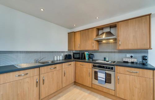 Chic and Bright Apartment Near the Water - Photo 19