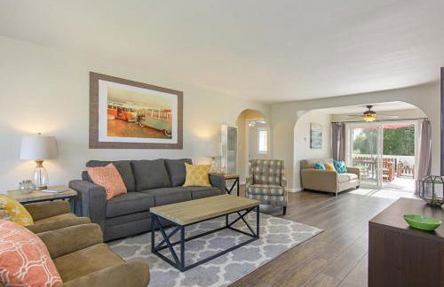 Ultimate Beach Bungalow - 1 block from beach - huge backyard - Foto 8