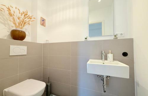 New-three room-Entire Apartment with two Balconies & Garage, Central-Fast Access to City Center - Barmbek -Stadtpark - Foto 37