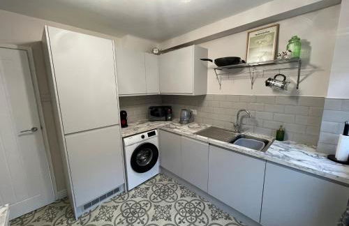 3BR, Sleeps 5, Free Parking, Fast WiFi, Near M62 & Leeds - Foto 9