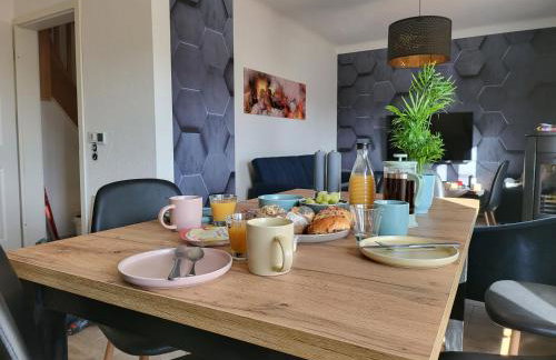 Modernes behagliches Haus mit Kamin, Terrasse und Garten - Foto 3