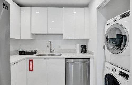 Contemporary 2BR Home with Pool & BBQ Access - Foto 17