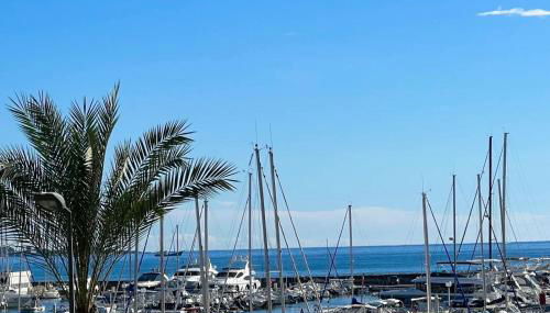 Seafront - beautiful flat with aircon and comfortable loggia - Photo 1