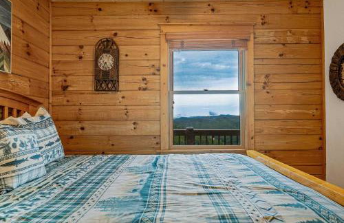 4BR Cabin with Ski Resort, Mtn Views & Hot Tub - Foto 136