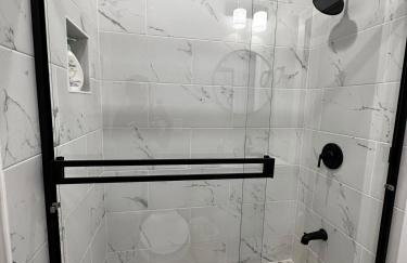 Modern Comfort in Historic East Baltimore Stylish 3BR Row Home - Photo 16