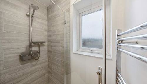Long-short-stay Medway home with parking, WiFi &pool table - Foto 5, Shower