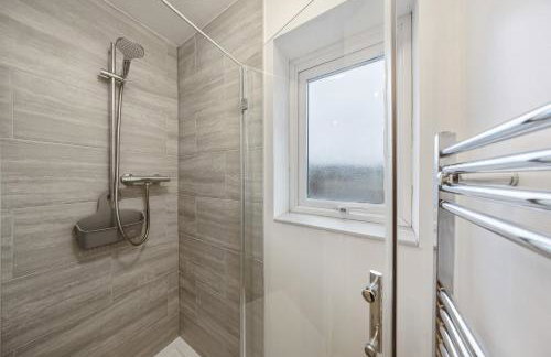 Long-short-stay Medway home with parking, WiFi &pool table - Foto 5