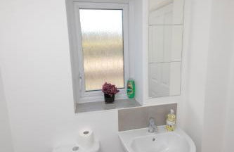 Manchester Cityside Deluxe Stay - 3 Bedroom House Great for Family with Free Parking & Garden - Foto 5