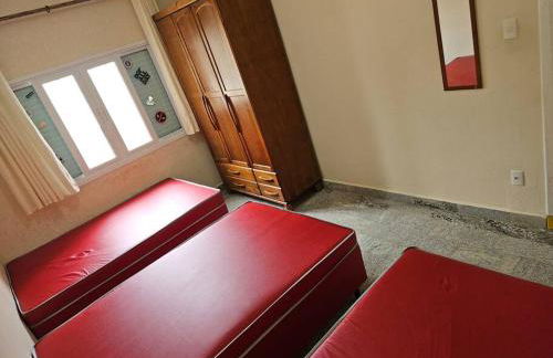 Belíssima Casa a Beira Mar com Piscina Aquecida Cobrado a Parte, 5 Quartos com Ar Condicionado, Amplo Salão de Jogos com Mesas de Bilhar e Pebolim, Amplo Espaço Externo com Churrasqueira em Deck Gourmet Coberto frente a Piscina,Tudo isso á Beira Mar - Photo 53