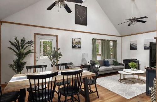 Cozy cabin w hot tub, fire pit & pet-friendly - Foto 35