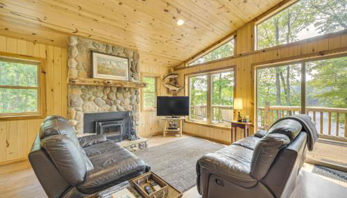 Four-Season Lake Cabin with Canoe and Paddle Boat! - Foto 3