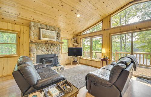 Four-Season Lake Cabin with Canoe and Paddle Boat! - Foto 3