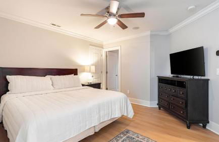 Lakefront 6bdr, Priv Dock, Game Room, Firepit Jake's Lake House by Avantstay - Foto 78