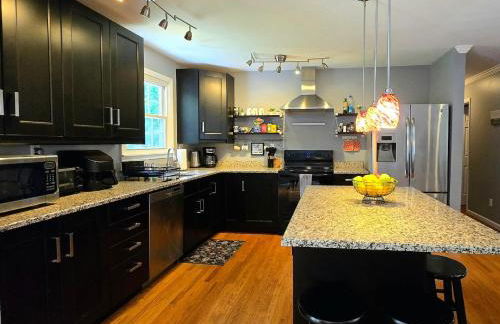 Spacious 4BR Retreat Yard, BBQ & Prime Location - Foto 22