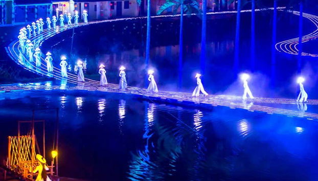 Una pasarela repleta de mujeres desfilando sobre el agua