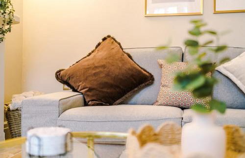 Cosy 3-Bed, Sleeps 5, Free Parking, Long and Short Stays - Photo 19