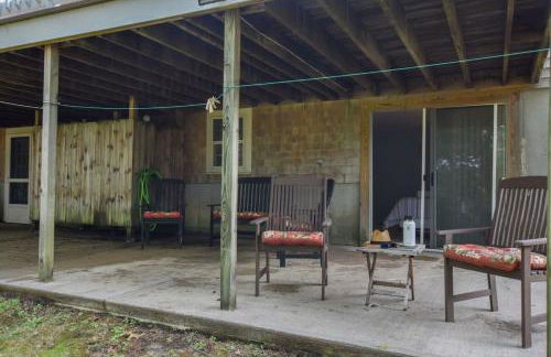 Pond Front Home with Private Dock - Foto 26