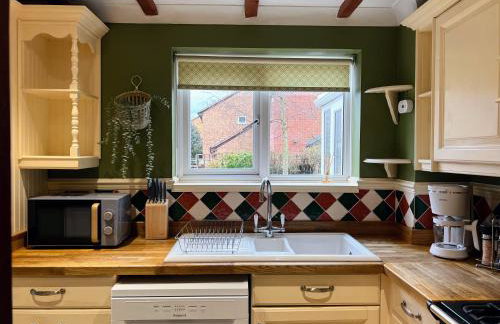 Sleeps 8-10 Cotswold Home with Hot Tub & Parking - Foto 44