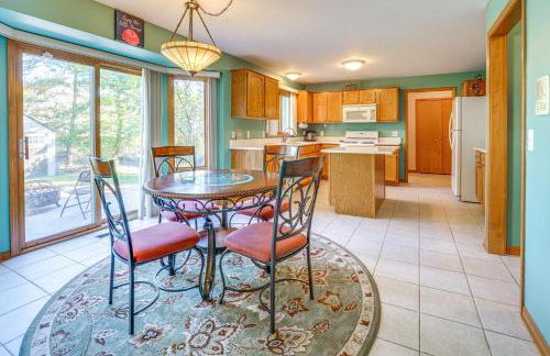 Private Yard with Patio, Fire Pit Family Getaway - Foto 4