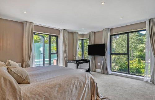 Avon House - modern family home - Photo 20