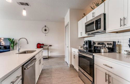 Stylish Condo facing Riverwalk with Free Parking Pet Friendly Centrally Located on the Riverwalk - Foto 8