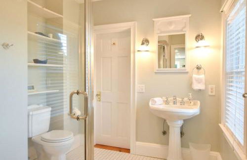 Waterfront Fun at this Huge Family Estate - Foto 18