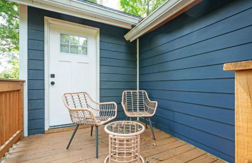 Chic 3BR Bungalow with Screened Porch & Patios - Foto 22